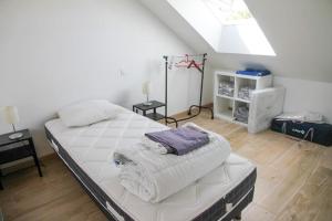 克朗Gîte du Pavement的一间卧室配有一张大床和毛巾