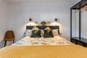 塔拉戈纳Bettatur Apartaments Via Imperi Romà的一间卧室配有一张带黄色床罩的大床