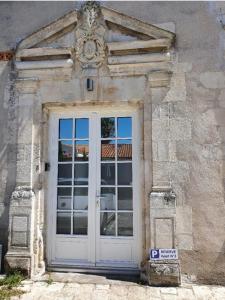 拉罗谢尔Appartment in a 16th-century castle的前面有标志的白色门