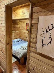 科维良Mountain Lodge T3 Duplex Abrigo do Lobo的小木屋内的小型客房 - 带一张床