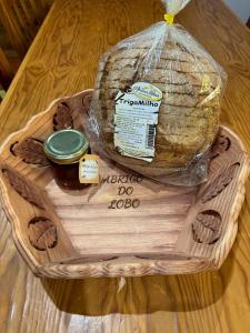 科维良Mountain Lodge T3 Duplex Abrigo do Lobo的装有面包和花生酱的篮子