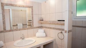维琪奥港U皮尔露酒店的白色的浴室设有水槽和镜子