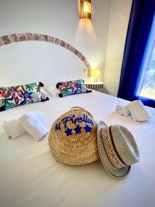 维琪奥港U皮尔露酒店的酒店客房,配有一张带两顶帽子的床
