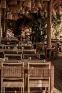 萨索斯Kohylia by La Scala Beach的餐厅内带桌椅的用餐室