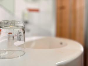 博特罗普博特罗普莱茵鲁尔酒店的浴室水槽上方装有玻璃瓶