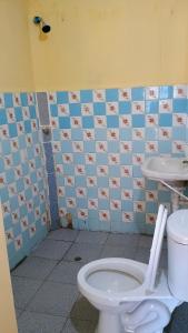通贝斯Casas Cueva的一间带卫生间和瓷砖墙的浴室