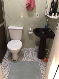 马拉塔伊济斯Casa B: Belo Horizonte Marataízes的一间带卫生间和水槽的浴室