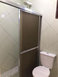 马拉塔伊济斯Casa B: Belo Horizonte Marataízes的浴室内带卫生间的淋浴间