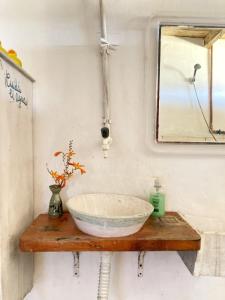 巴拉德瓦利扎斯Satori的一间带碗水槽和镜子的浴室