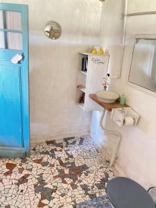巴拉德瓦利扎斯Satori的一间带水槽和卫生间的浴室