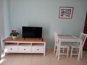 洛思坎加约斯Cascada de colores的客厅配有桌子和橱柜上的电视