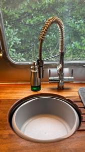 克努斯福德Airstream Experience的窗户旁的带水龙头的盥洗盆