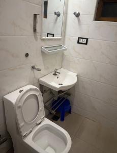 钦奈Gulnaar Inn的一间带卫生间和水槽的浴室