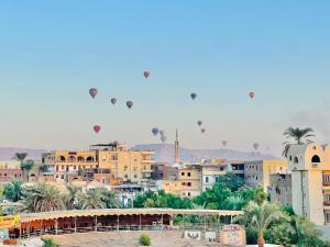 卢克索埃尔梅萨拉酒店的一群热气球飞越城市