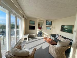 西威特灵West Wittering beach house with direct beach access的客厅配有沙发和椅子