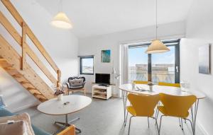凡岛2 Bedroom Stunning Apartment In Fan的客厅配有两张桌子和黄色椅子