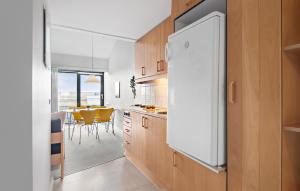 凡岛2 Bedroom Stunning Apartment In Fan的厨房配有白色冰箱和桌子
