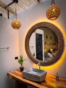 比列塔Jungla EcoLuxury Resort的一间带水槽和镜子的浴室