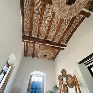 索维拉Loft incroyable en médina的客房设有带时钟的天花板和窗户。