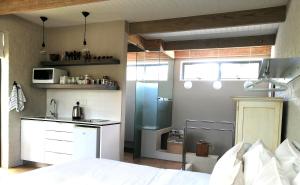 开普敦Fresh的一间卧室配有一张床和一个小厨房