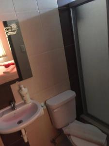 曼塔考斯塔阿祖尔旅馆的一间带卫生间和水槽的浴室