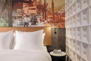 鹿特丹Savoy Hotel Rotterdam的卧室配有一张床,享有街道的景色