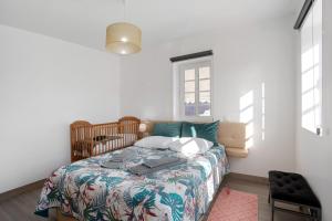 莱里亚Casa Davó的一间卧室设有一张床和一个窗口
