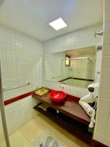皮帕Solar pipa duplex lua cheia的一间带红色水槽和镜子的浴室
