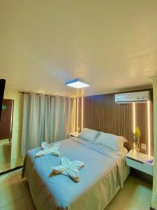 皮帕Solar pipa duplex lua cheia的一间卧室配有一张大床,上面有两个弓