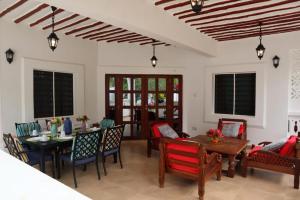 迪亚尼海滩Tahira Villa的客厅配有桌椅