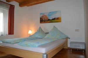拉芬斯堡Ferienhaus Felicia的一间卧室配有一张带蓝色枕头的床
