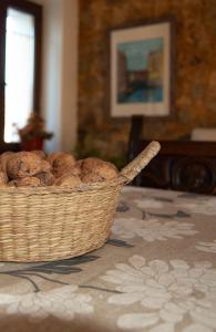 拉斯卡尔达斯Casa en Villa Termal Las Caldas的坐在桌子上的一篮面包