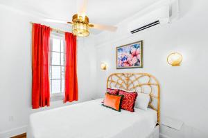 比洛克西Old Spanish House- A, The Vivian Suite的一间卧室配有红色窗帘的床