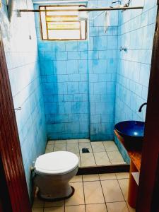 乌巴图巴Camping estrela Ubatuba的蓝色瓷砖浴室设有卫生间和水槽