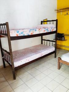 乌巴图巴Camping estrela Ubatuba的客房内的两张双层床
