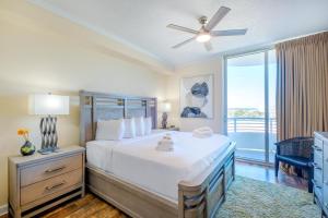 比洛克西Ocean Club 406的卧室设有一张白色大床和一扇窗户。
