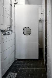 哈尔姆斯塔德阿玛德斯酒店的浴室内有一扇带窗户的白色门