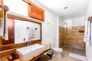卡姆布库Vila Coqueiros Boutique Hotel的浴室配有白色水槽和卫生间。