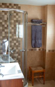 拉斯卡尔达斯Casa en Villa Termal Las Caldas的带淋浴、盥洗盆和卫生间的浴室