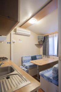 Holiday Home Camping Florenz-3 by Interhome的厨房或小厨房