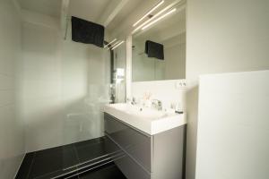 布兰肯贝赫De Rietreiger的白色的浴室设有水槽和镜子