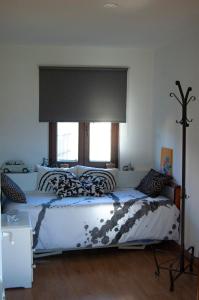 拉斯卡尔达斯Casa en Villa Termal Las Caldas的一间卧室设有两张床和窗户。