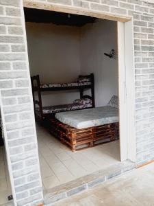 乌巴图巴Camping estrela Ubatuba的砖墙内带两张双层床的房间