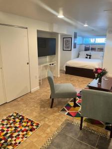 华盛顿Stay in the heart of Logan Circle: Fully Walkable的客房设有带一张床和电视的卧室。