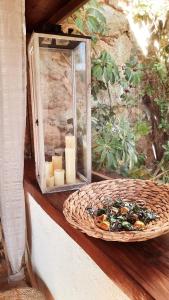 卡尔维chambre love romantique avec spa privée的柳条篮子,有蜡烛和一碗食物