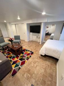 华盛顿Stay in the heart of Logan Circle: Fully Walkable的一间卧室设有一张床和一间客厅。