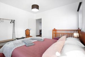 莱里亚Casa da Padaria的一间卧室配有一张床,上面有两条毛巾