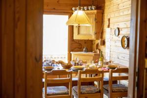 RamoschChasa Avant Porta的一间带木桌和椅子的厨房以及一间用餐室