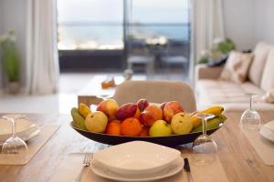 丰沙尔Dream View的客厅里的桌子上放一碗水果
