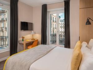 巴黎勒马伊尔酒店的酒店客房设有一张床和一个阳台。